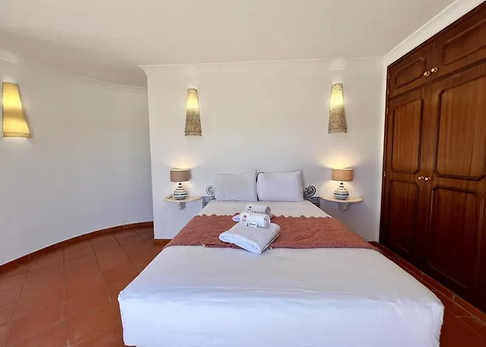 Alvor Traditional With Pool By Homing Villa *