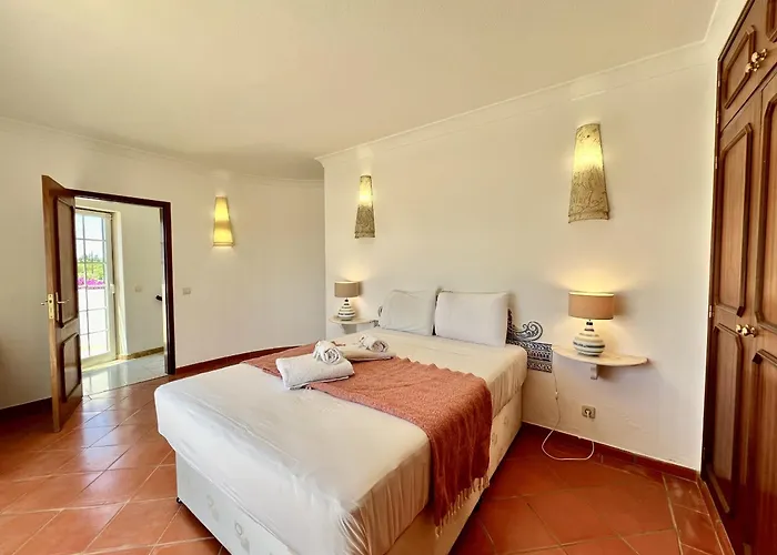 Alvor Traditional With Pool By Homing Villa *