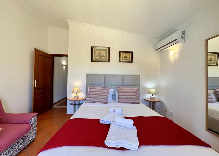 Villa Alvor Traditional With Pool By Homing *