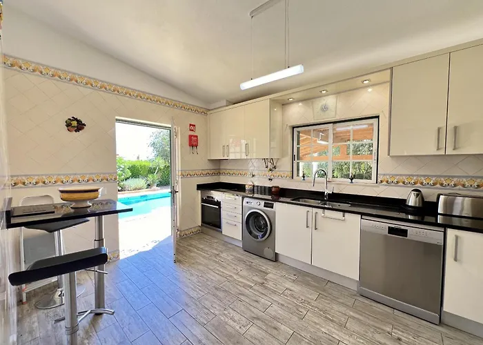 Villa Alvor Traditional With Pool By Homing *